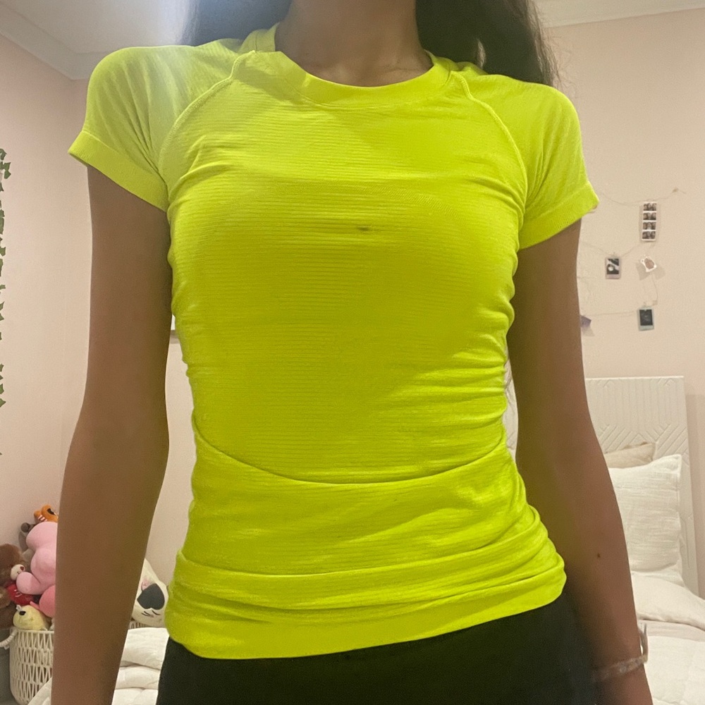 🍋lululemon highlight yellow short sleeve swiftly SIZE 2